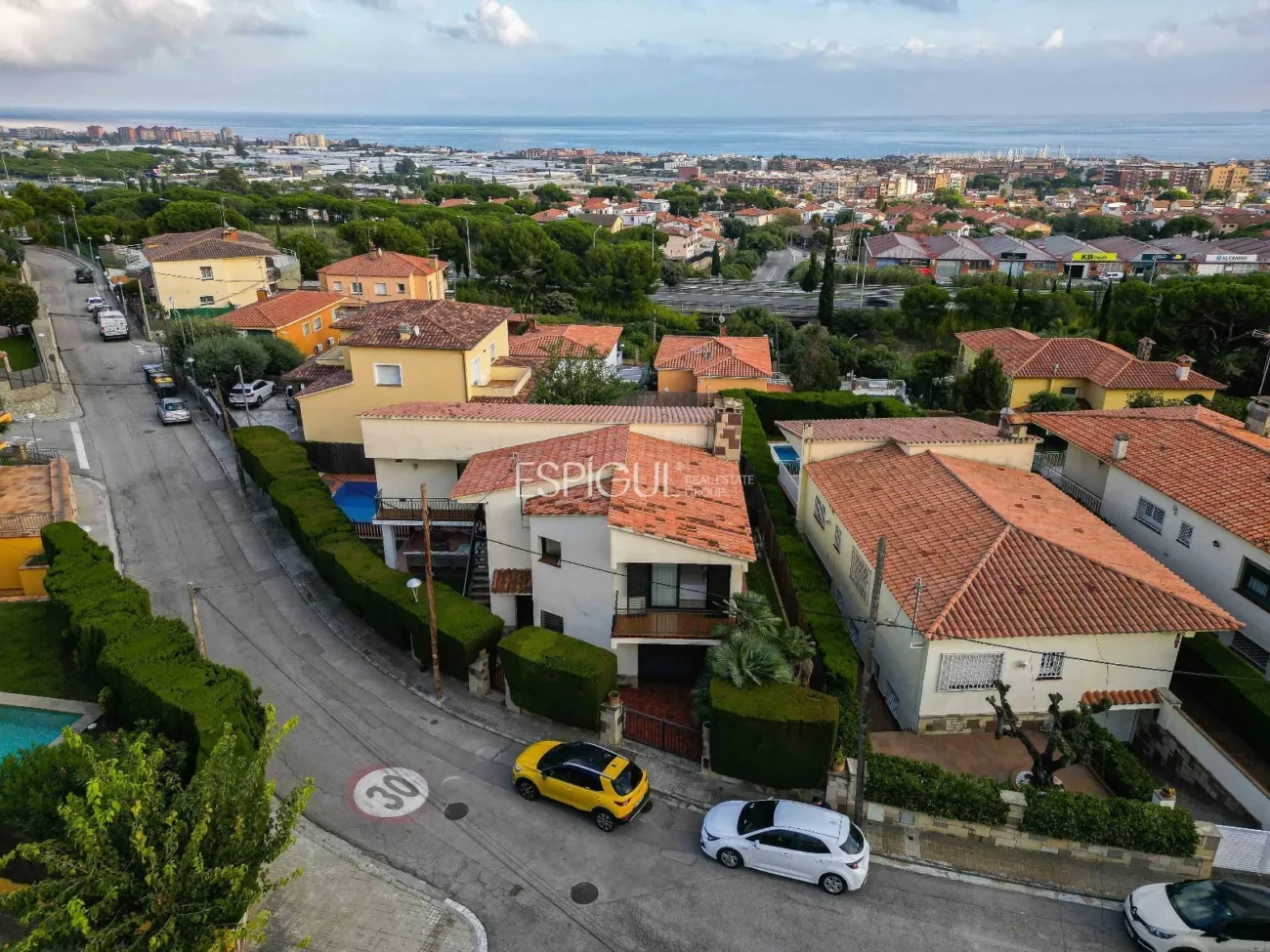 Elegante casa de dos plantas con jardín llano y piscina privada