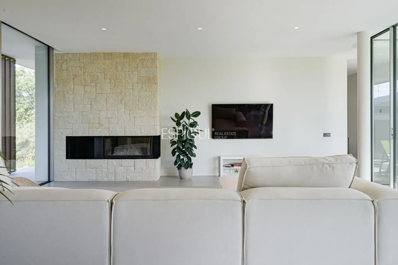 Elegante villa con vistas al campo de golf y a la montaña en una ubicación privilegiada