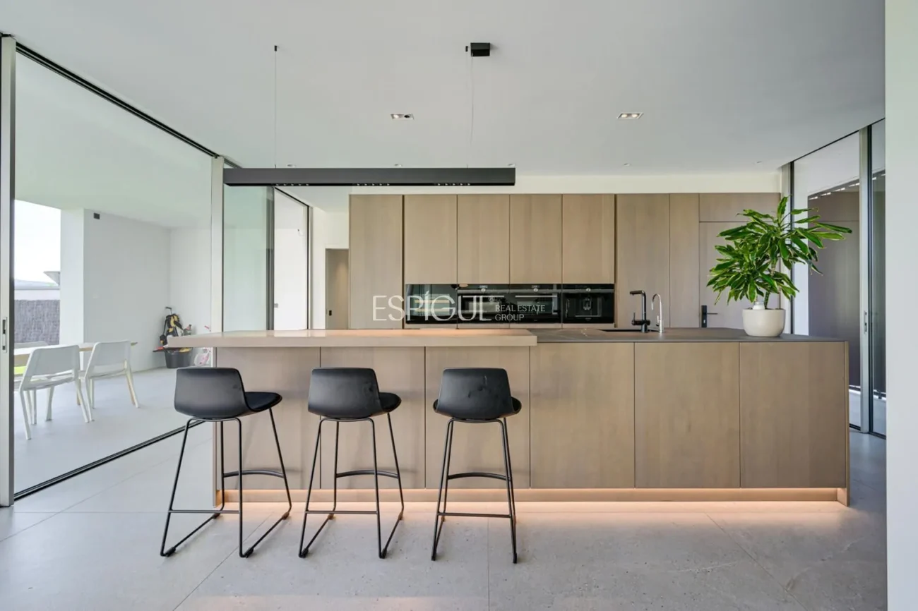 Elegante villa con vistas al campo de golf y a la montaña en una ubicación privilegiada