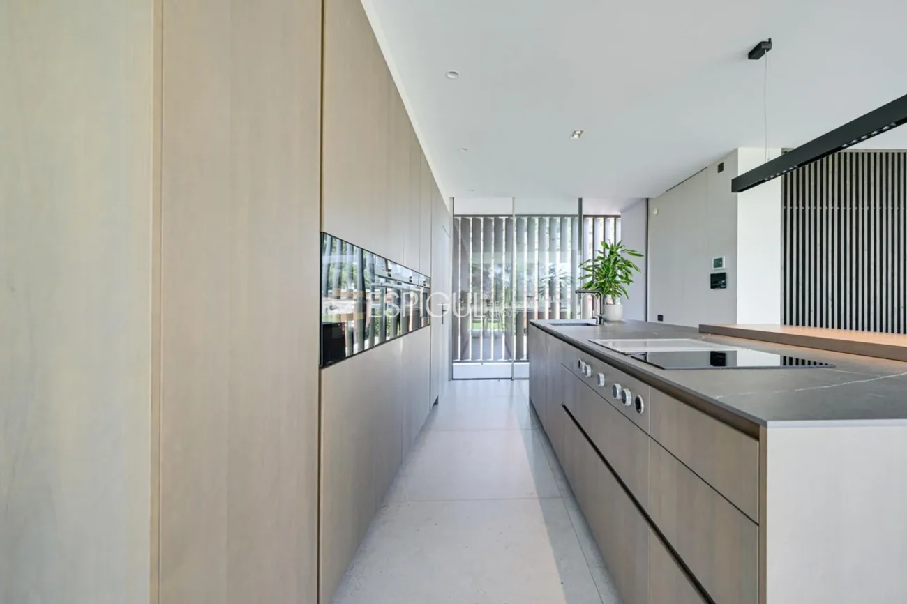 Elegante villa con vistas al campo de golf y a la montaña en una ubicación privilegiada