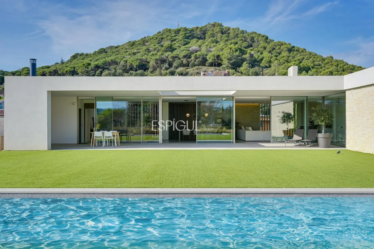 Elegante villa con vistas al campo de golf y a la montaña en una ubicación privilegiada