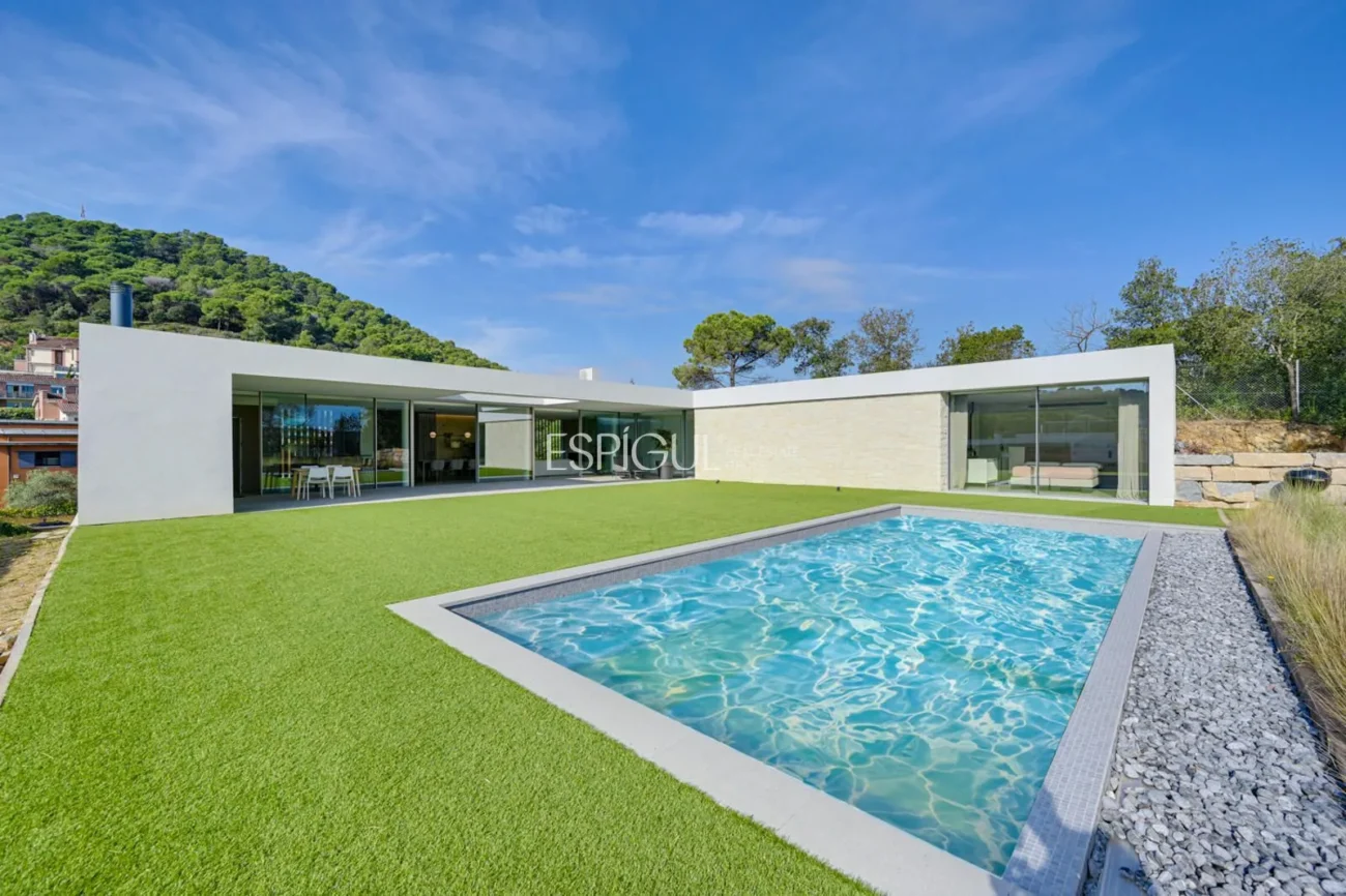 Elegante villa con vistas al campo de golf y a la montaña en una ubicación privilegiada