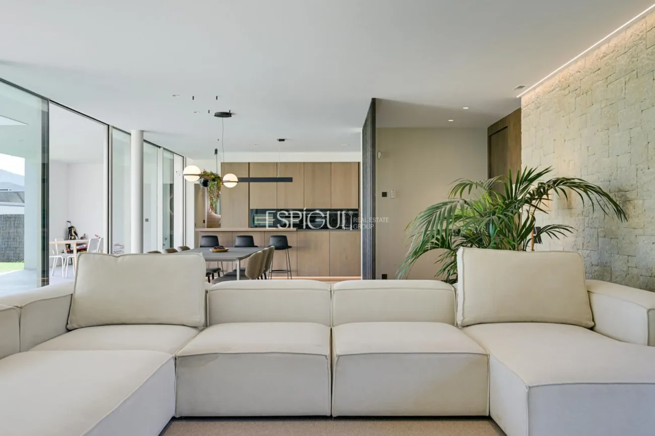 Elegante villa con vistas al campo de golf y a la montaña en una ubicación privilegiada