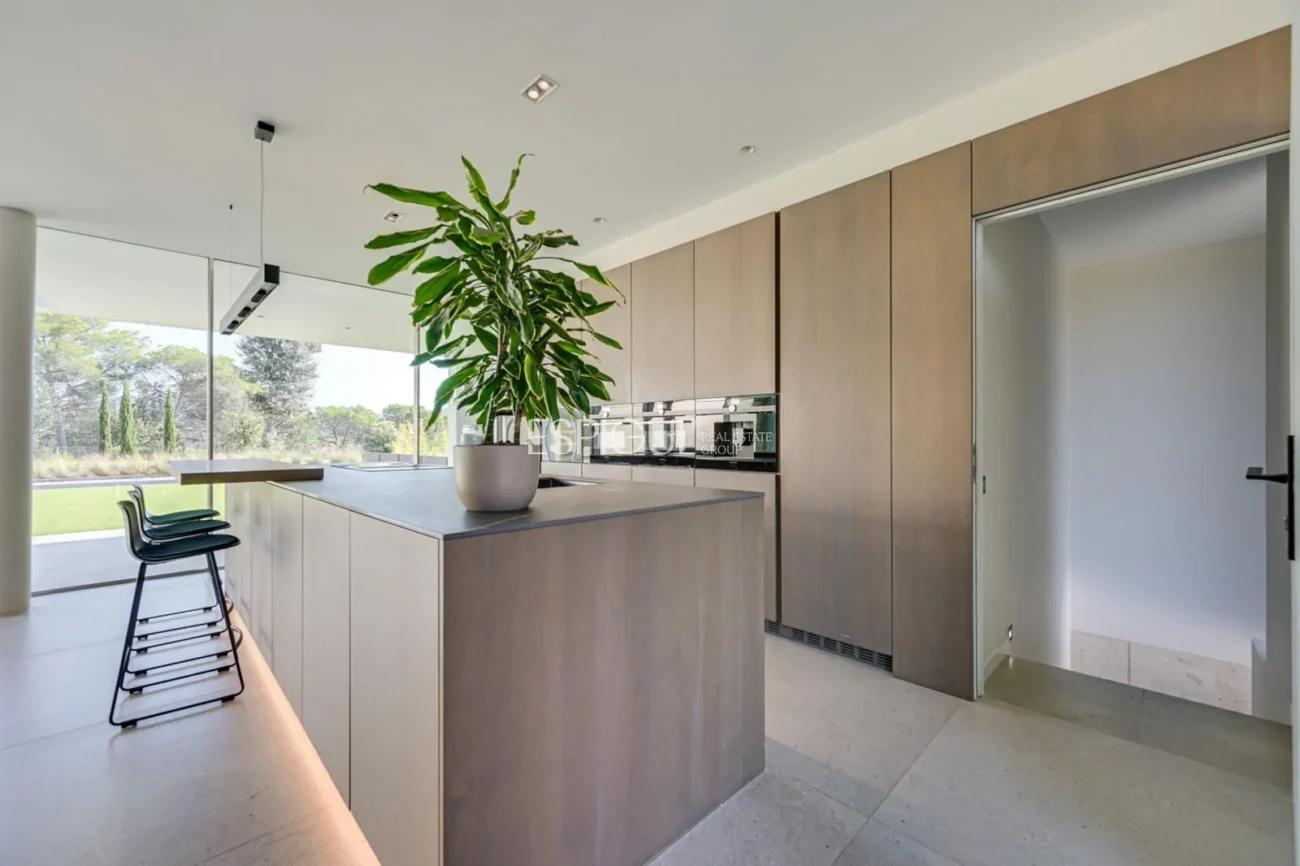 Elegante villa con vistas al campo de golf y a la montaña en una ubicación privilegiada