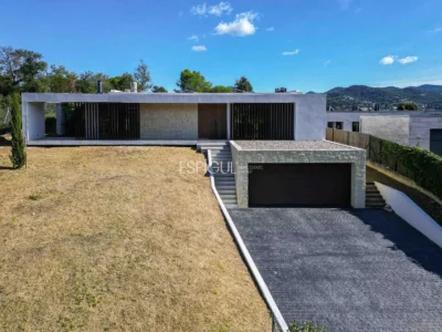 Elegante villa con vistas al campo de golf y a la montaña en una ubicación privilegiada