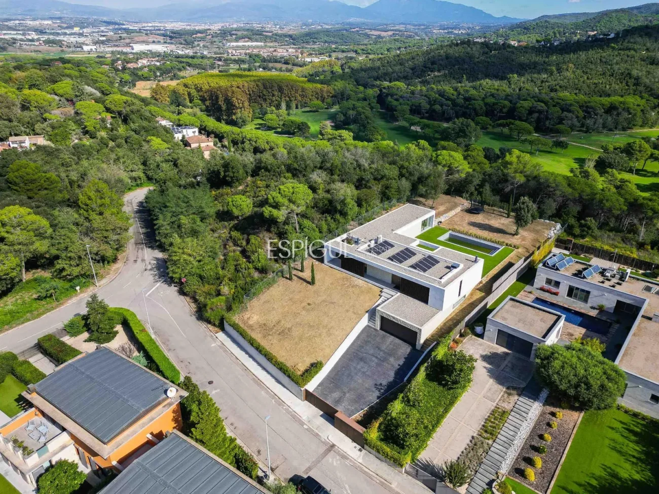 Elegante villa con vistas al campo de golf y a la montaña en una ubicación privilegiada