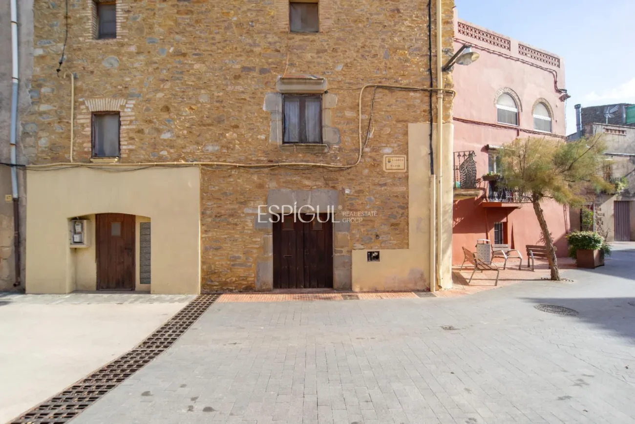 Encantadora casa de pueblo con jardín y garaje en el corazón de Gualta