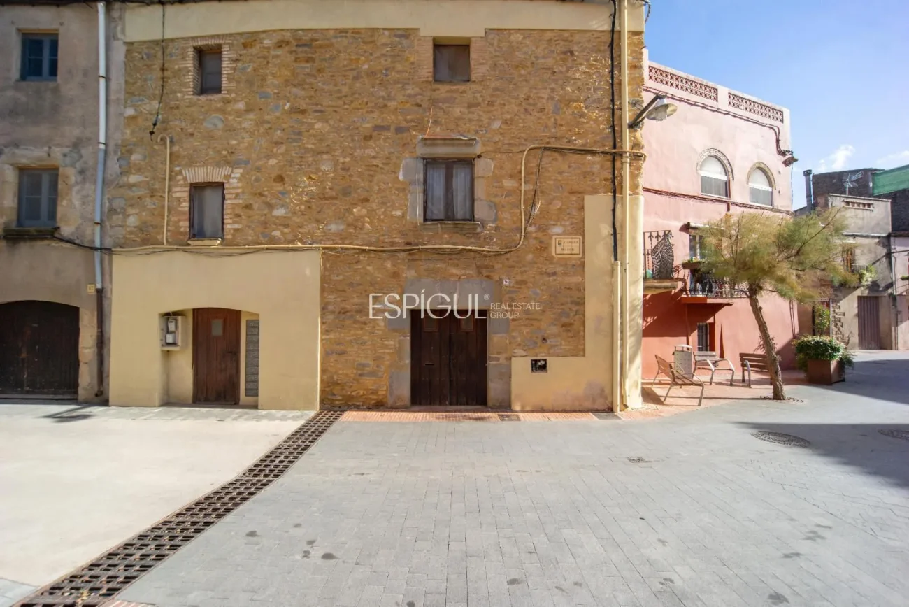 Encantadora casa de pueblo con jardín y garaje en el corazón de Gualta