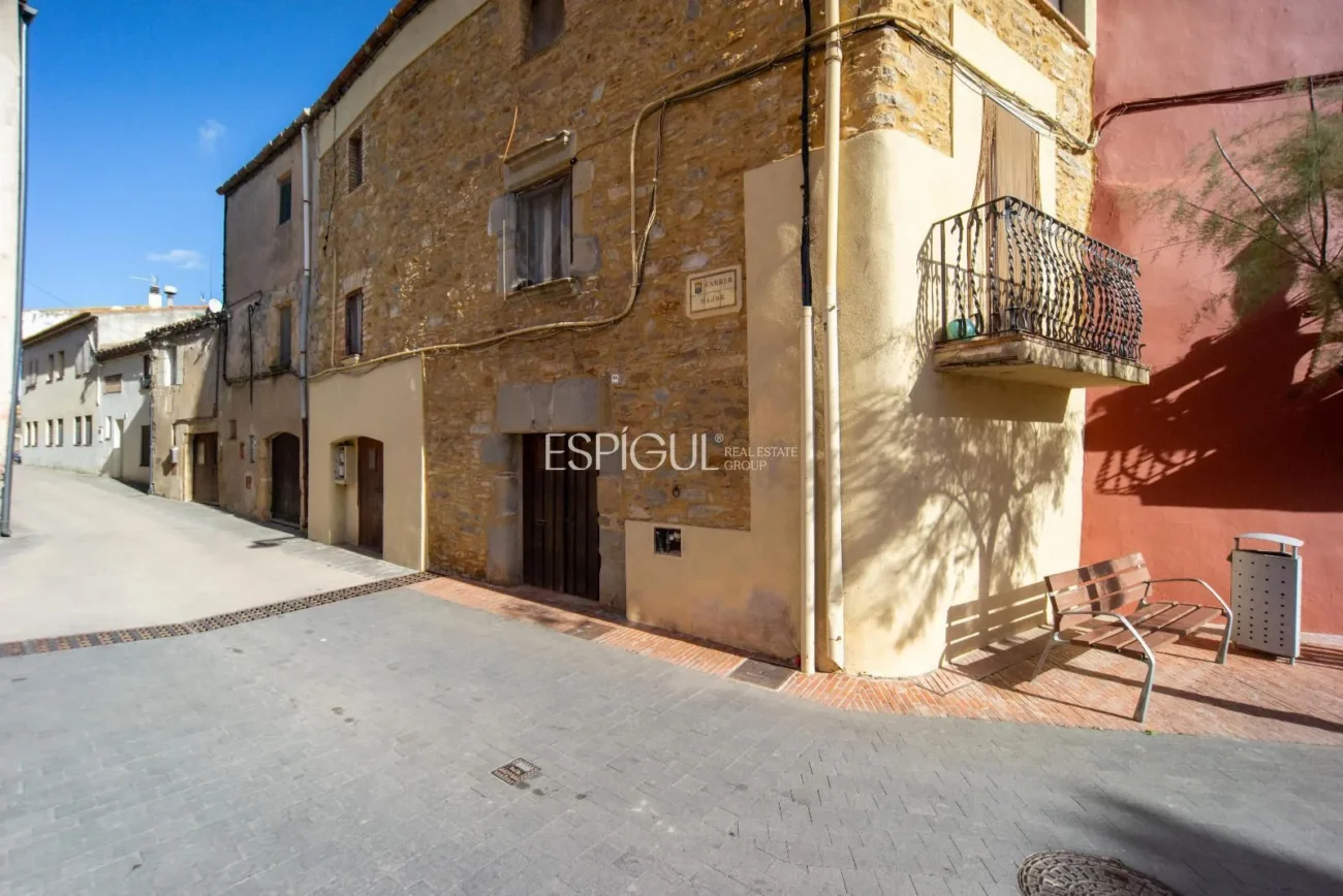 Encantadora casa de pueblo con jardín y garaje en el corazón de Gualta