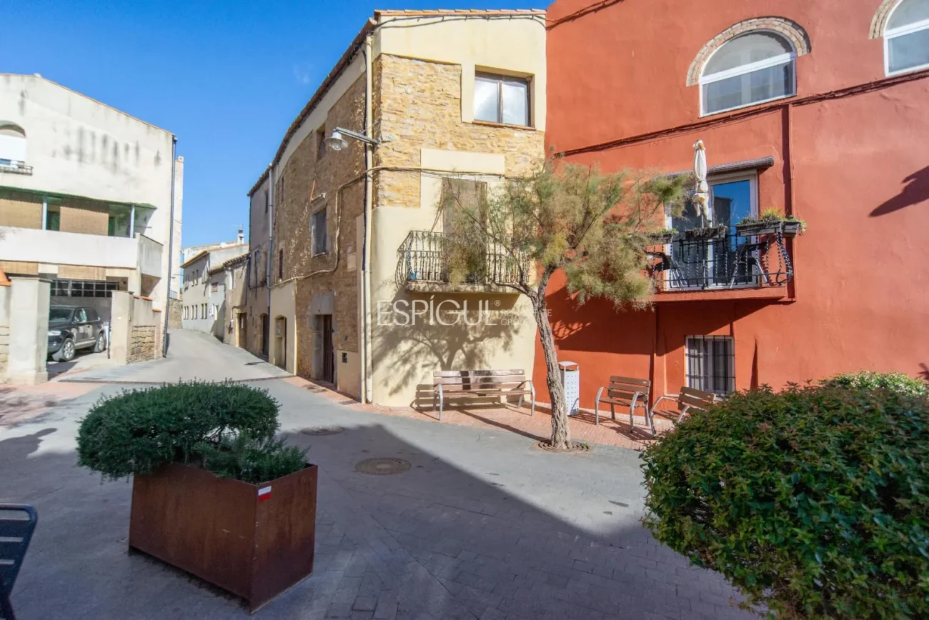 Encantadora casa de pueblo con jardín y garaje en el corazón de Gualta