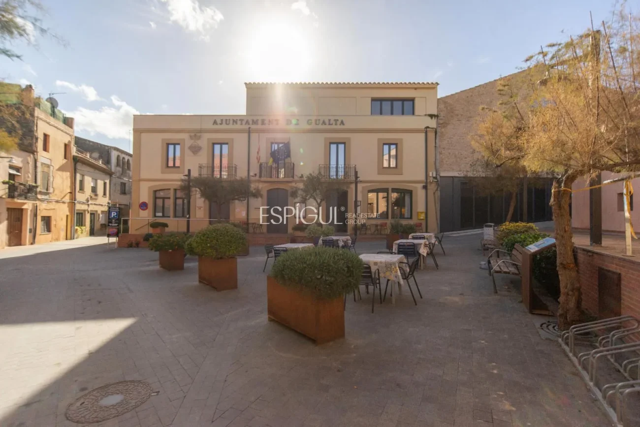Encantadora casa de pueblo con jardín y garaje en el corazón de Gualta