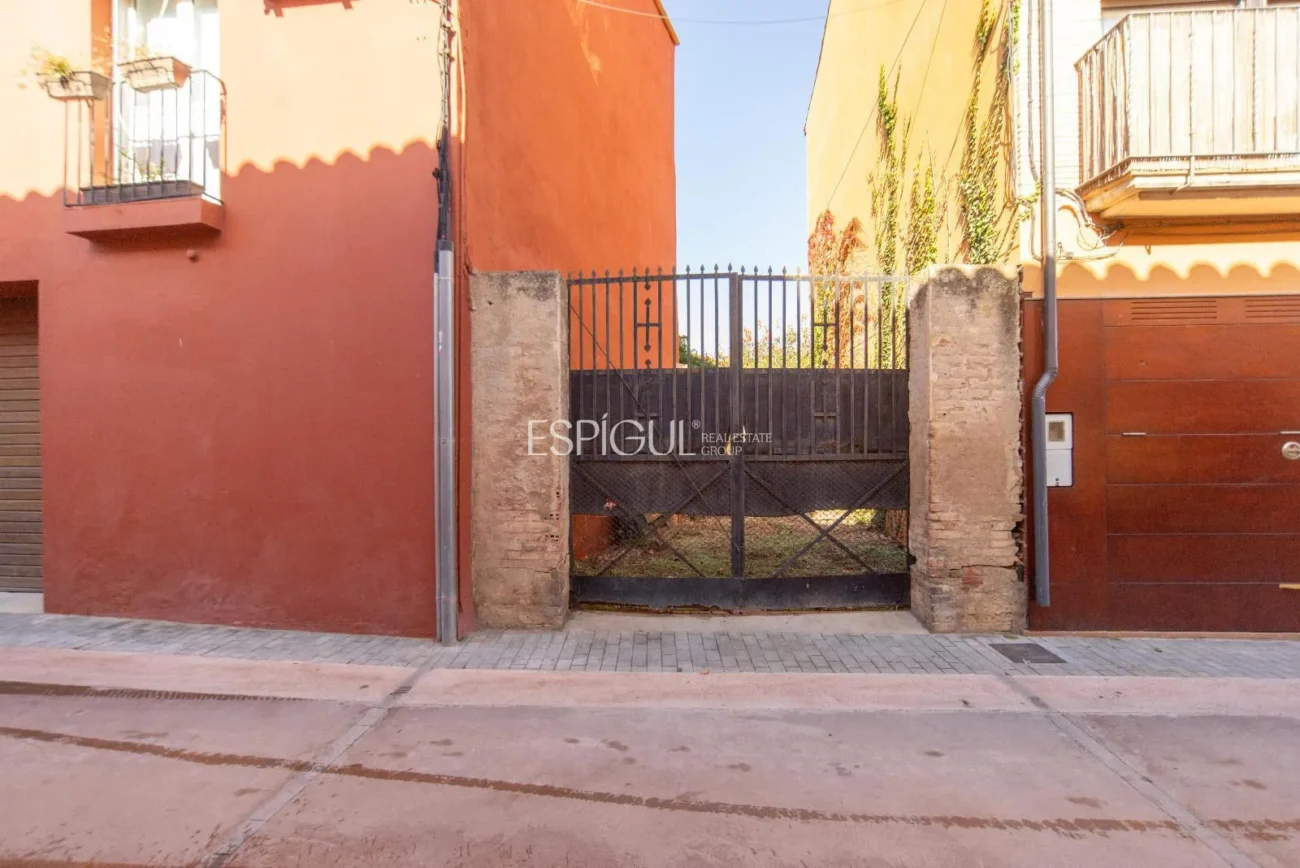 Encantadora casa de pueblo con jardín y garaje en el corazón de Gualta