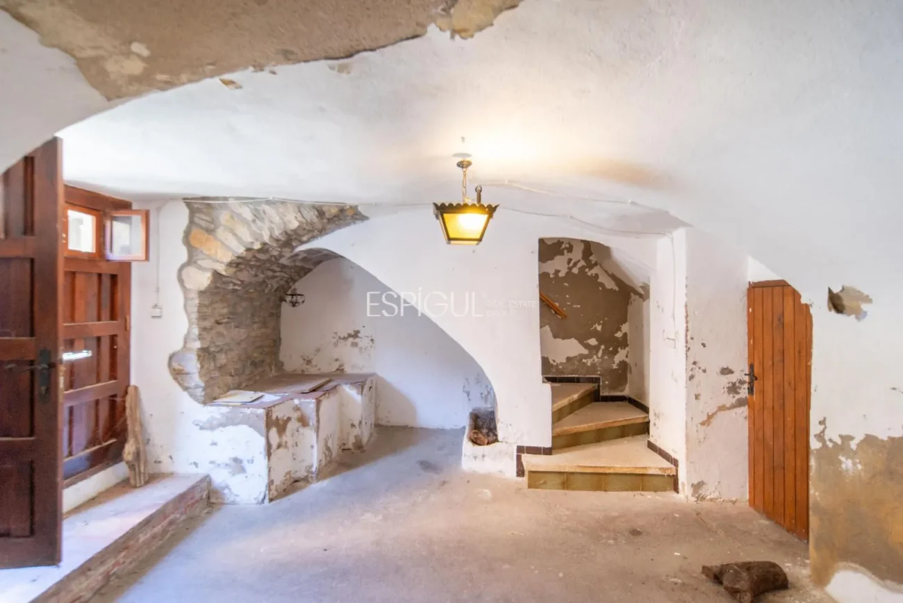 Encantadora casa de pueblo con jardín y garaje en el corazón de Gualta