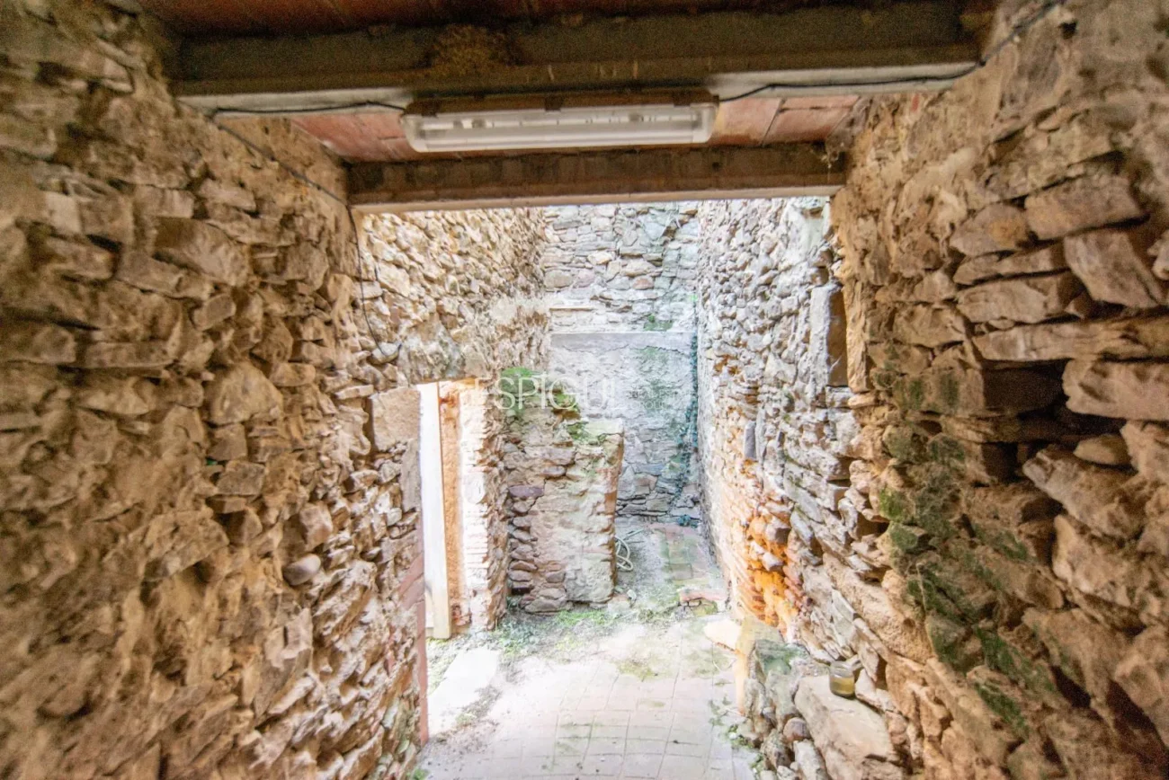 Encantadora casa de pueblo con jardín y garaje en el corazón de Gualta