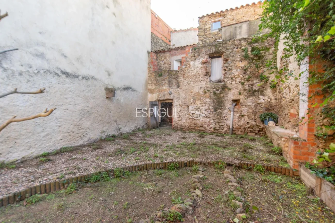 Encantadora casa de pueblo con jardín y garaje en el corazón de Gualta