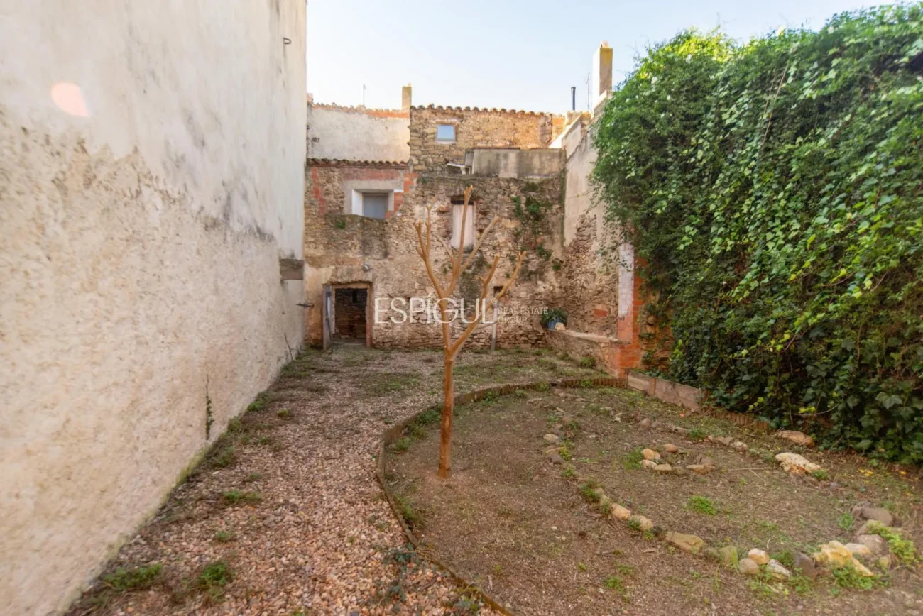Encantadora casa de pueblo con jardín y garaje en el corazón de Gualta