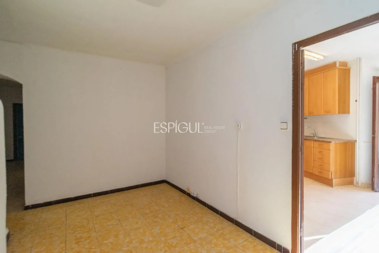 Encantadora casa de pueblo con jardín y garaje en el corazón de Gualta