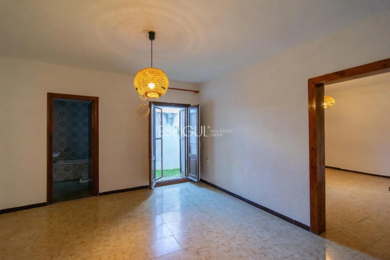 Encantadora casa de pueblo con jardín y garaje en el corazón de Gualta