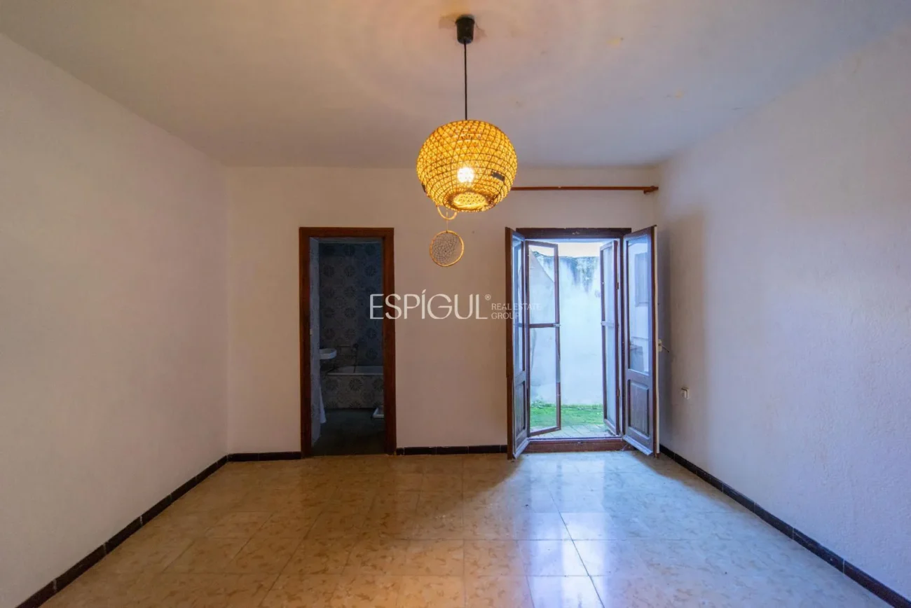 Encantadora casa de pueblo con jardín y garaje en el corazón de Gualta