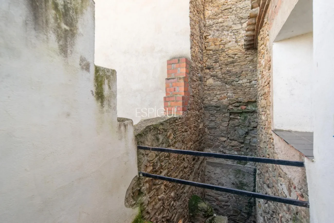 Encantadora casa de pueblo con jardín y garaje en el corazón de Gualta