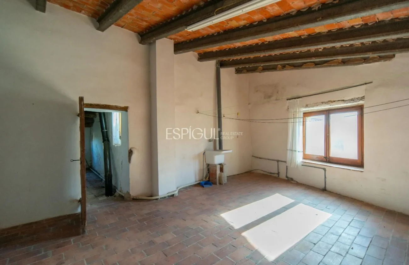 Encantadora casa de pueblo con jardín y garaje en el corazón de Gualta