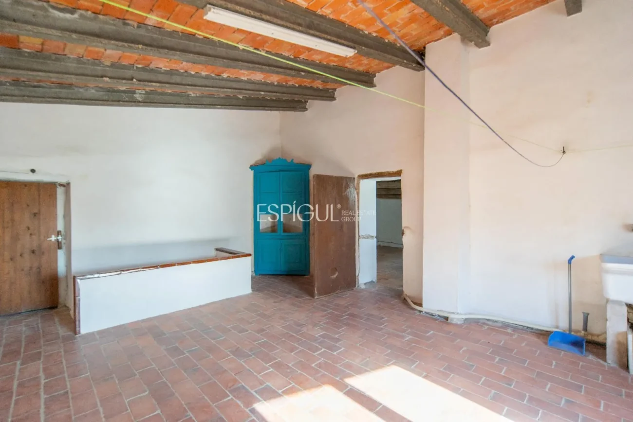 Encantadora casa de pueblo con jardín y garaje en el corazón de Gualta