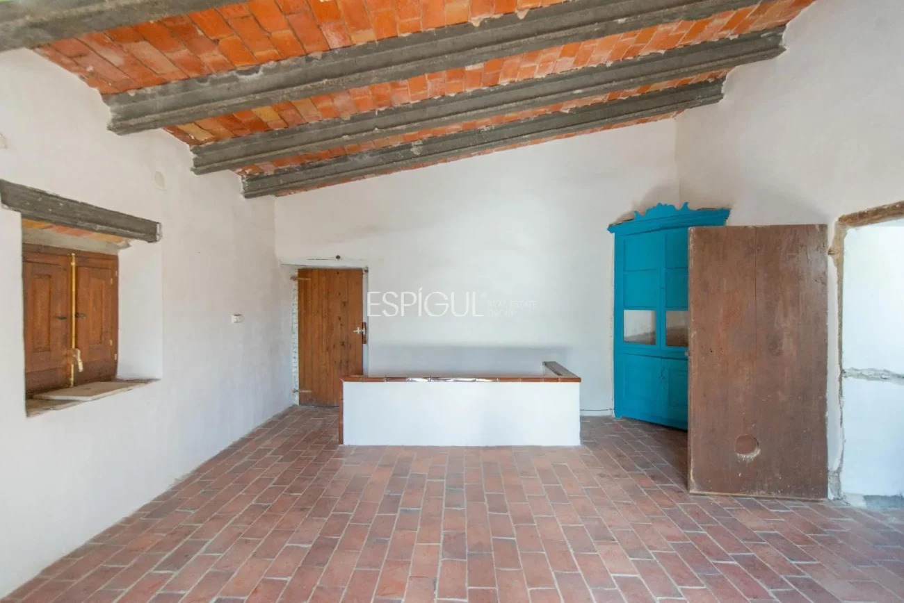 Encantadora casa de pueblo con jardín y garaje en el corazón de Gualta