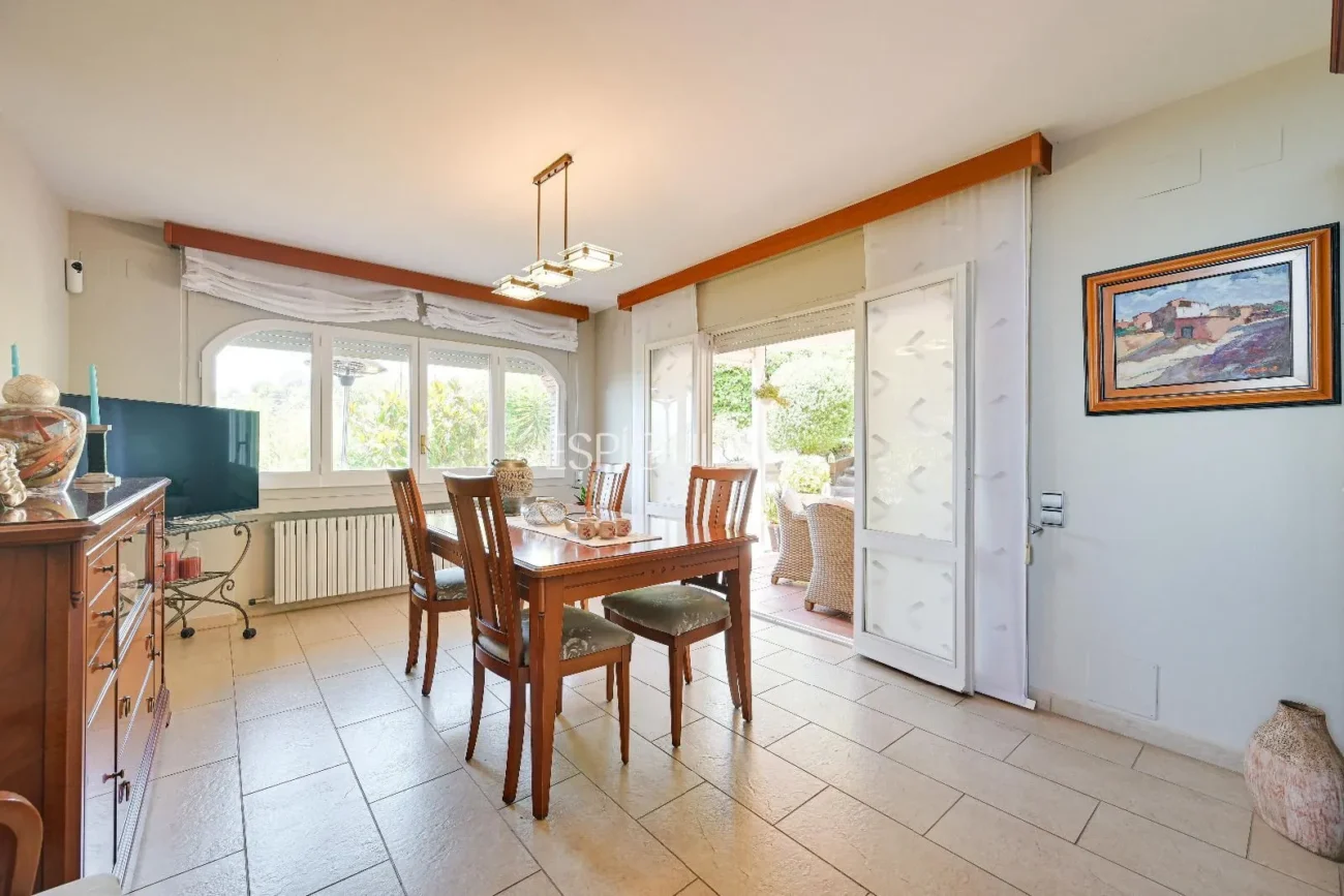 Espectacular casa con vistas al mar y la montaña en Alella Parc