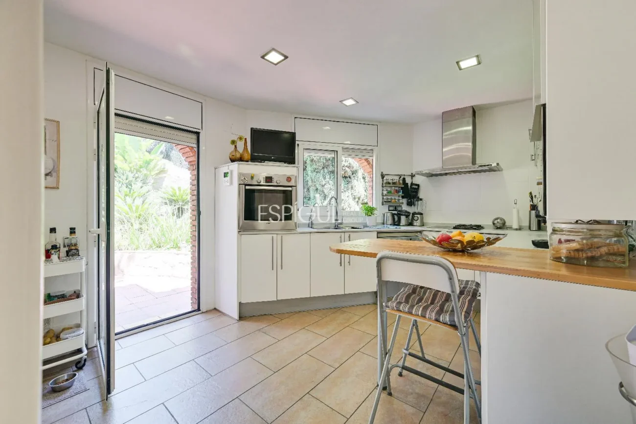 Espectacular casa con vistas al mar y la montaña en Alella Parc