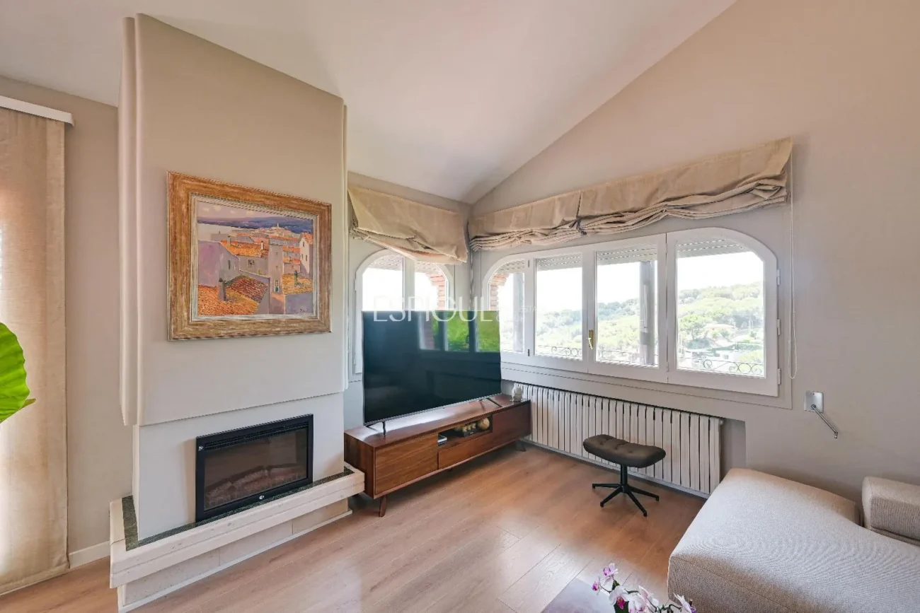 Espectacular casa con vistas al mar y la montaña en Alella Parc