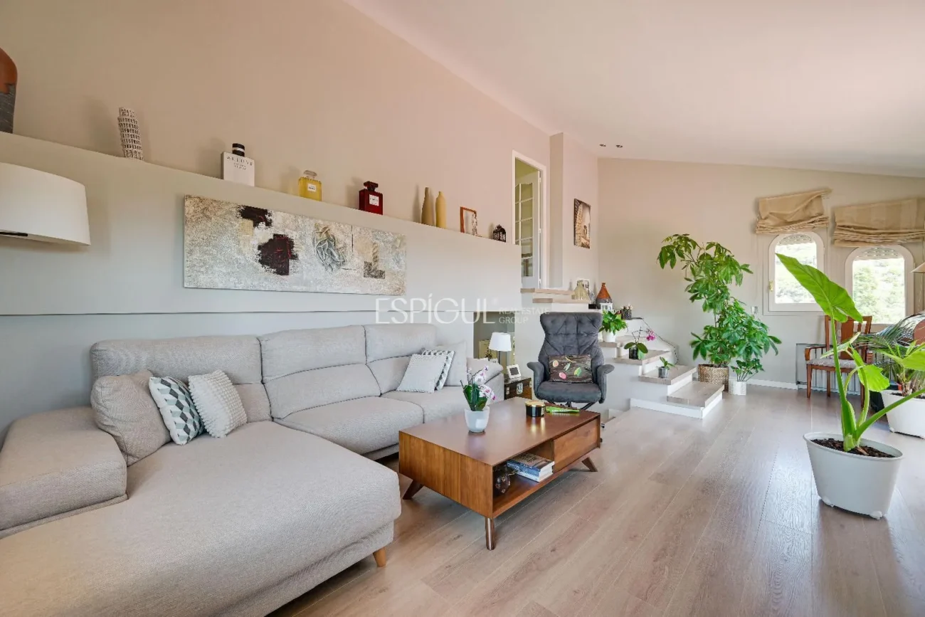 Espectacular casa con vistas al mar y la montaña en Alella Parc