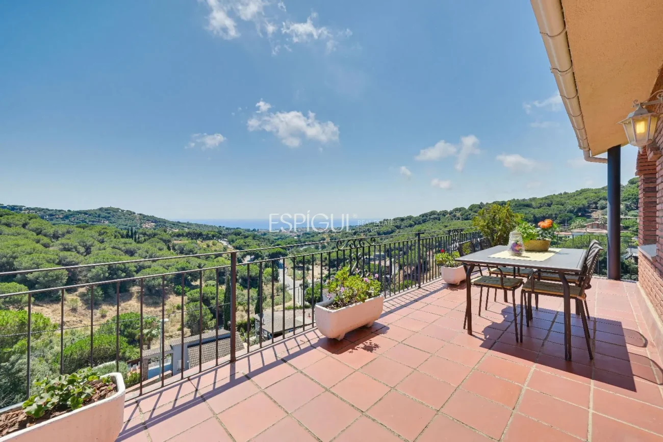 Espectacular casa con vistas al mar y la montaña en Alella Parc