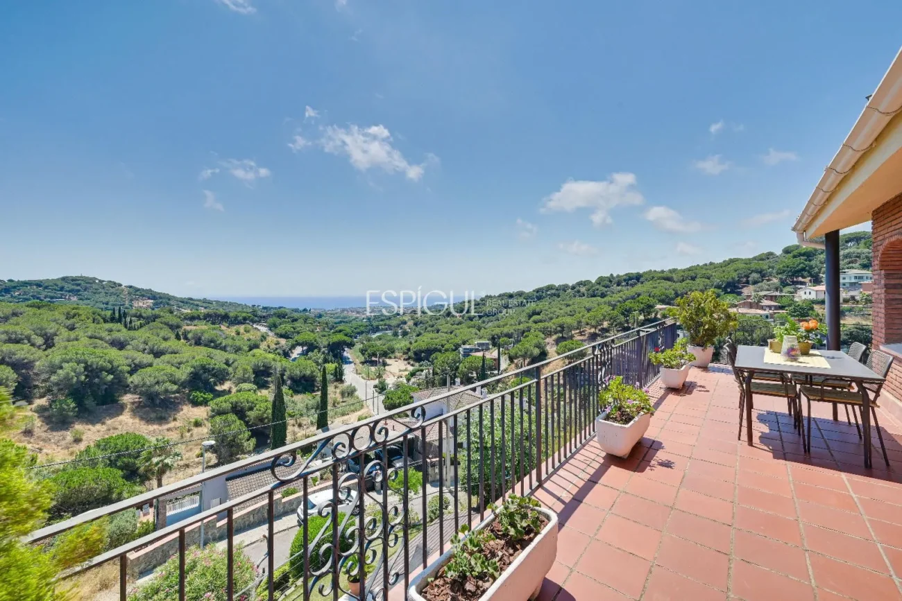 Espectacular casa con vistas al mar y la montaña en Alella Parc