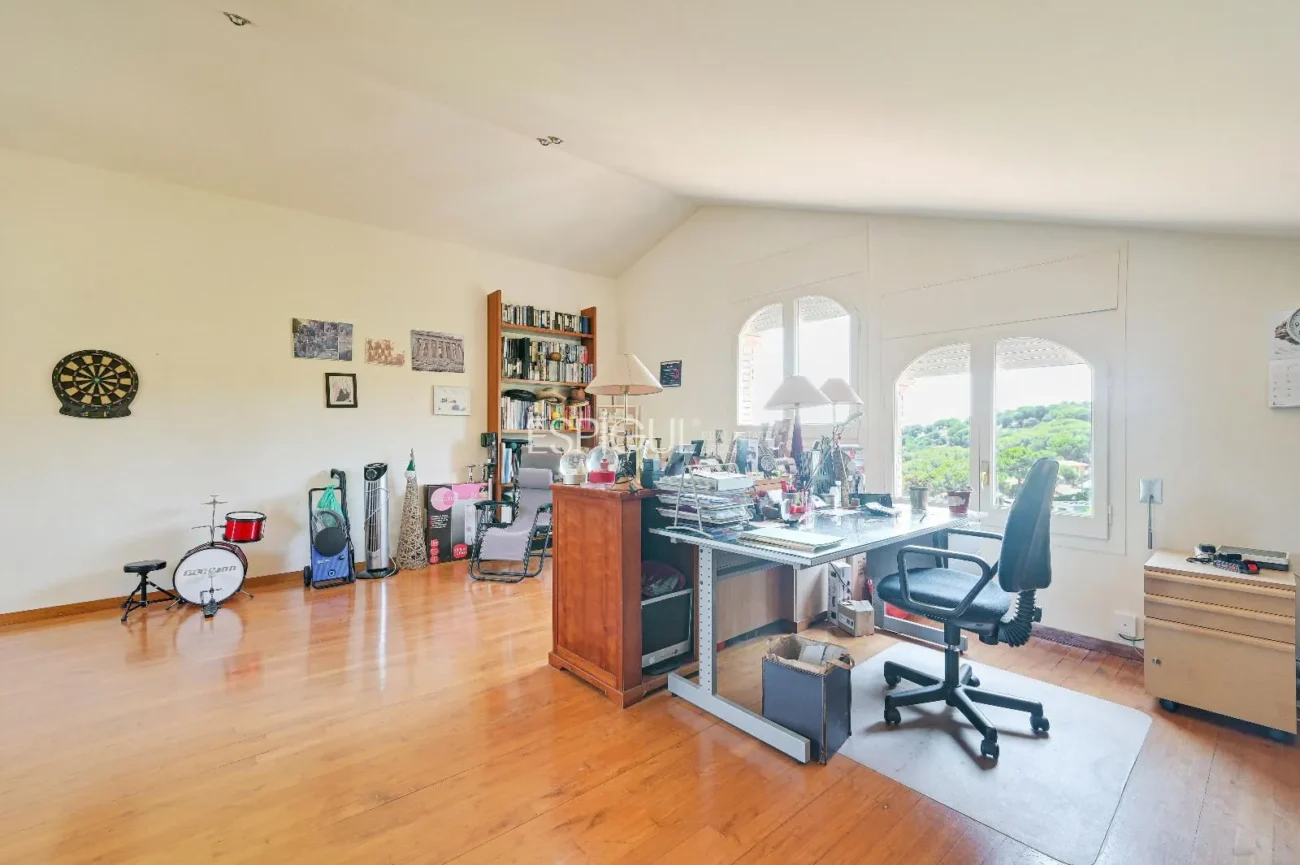 Espectacular casa con vistas al mar y la montaña en Alella Parc