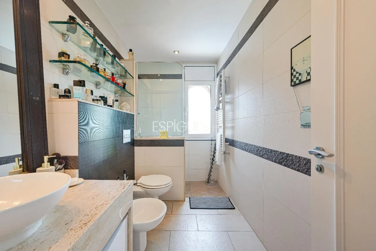 Espectacular casa con vistas al mar y la montaña en Alella Parc