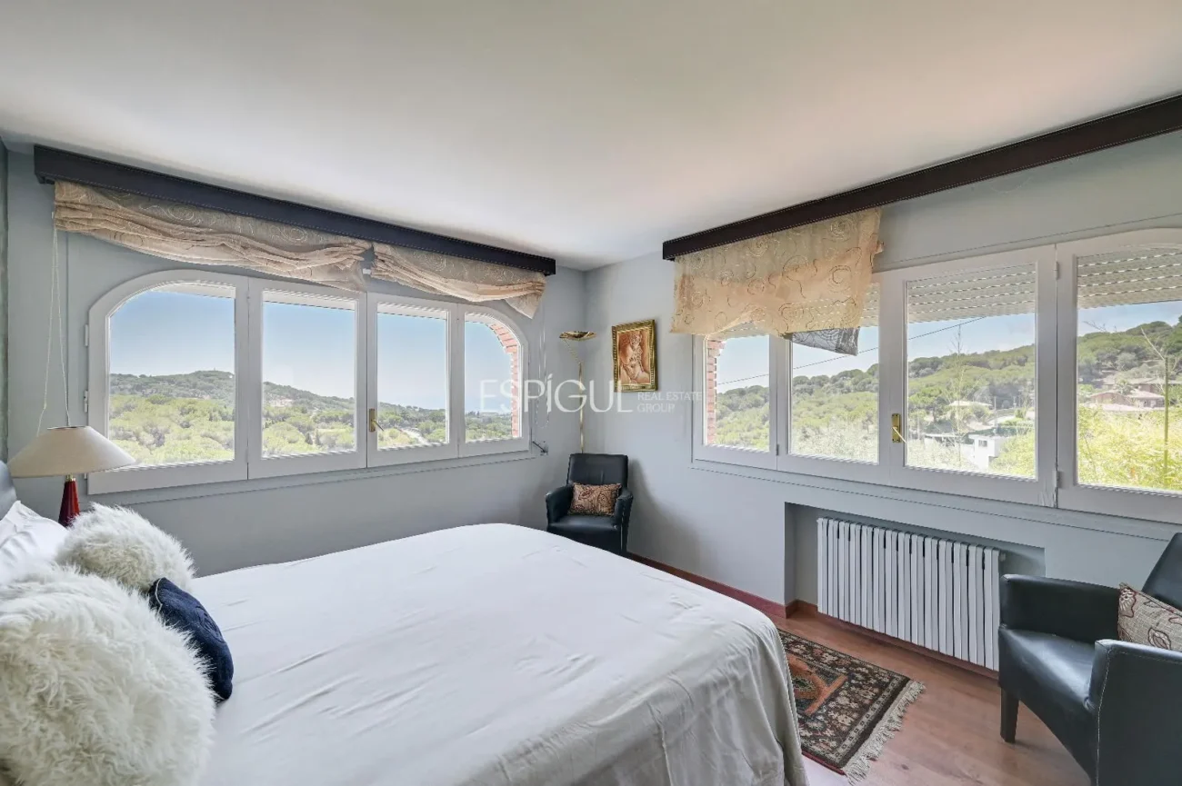 Espectacular casa con vistas al mar y la montaña en Alella Parc