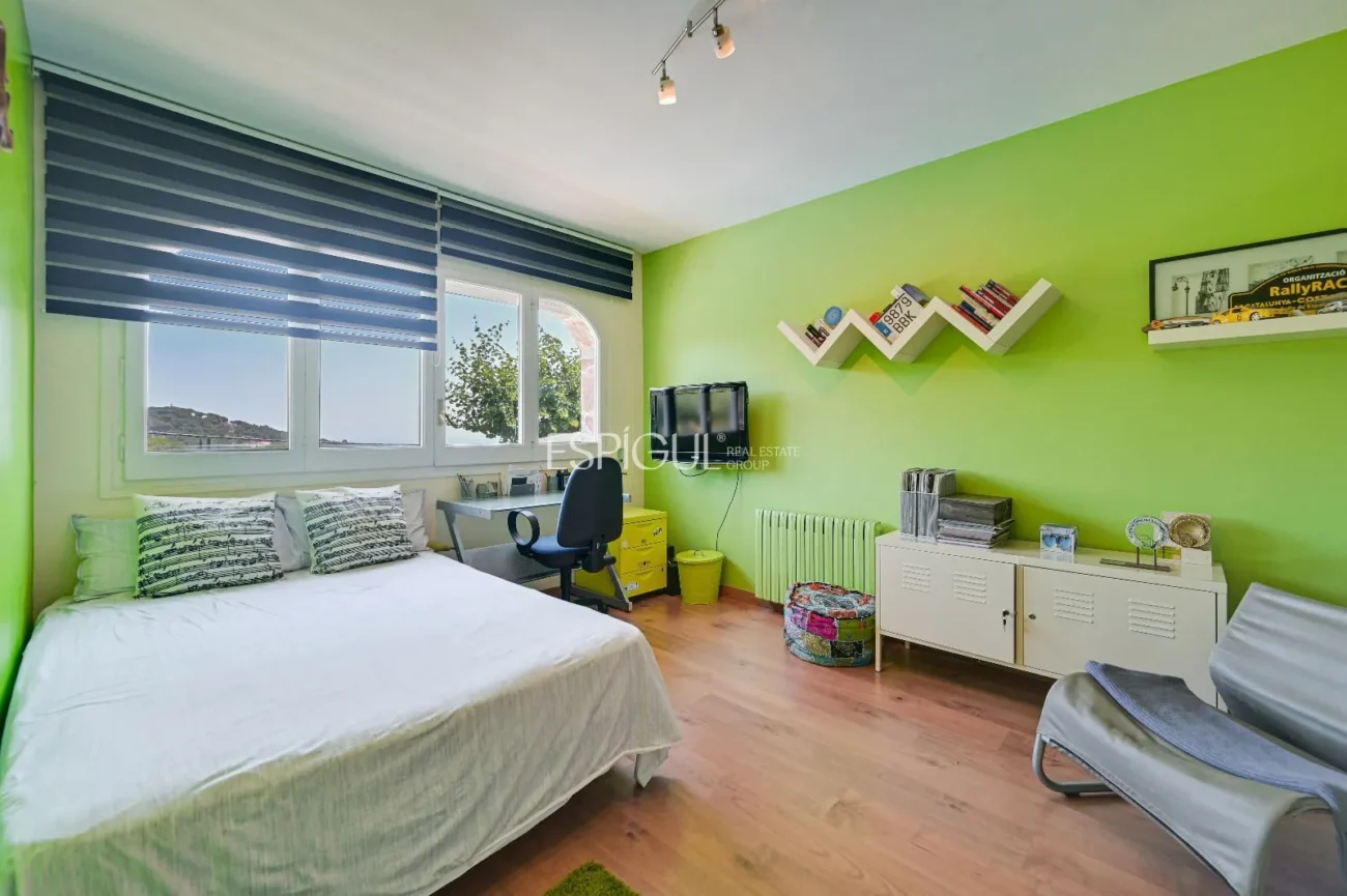 Espectacular casa con vistas al mar y la montaña en Alella Parc