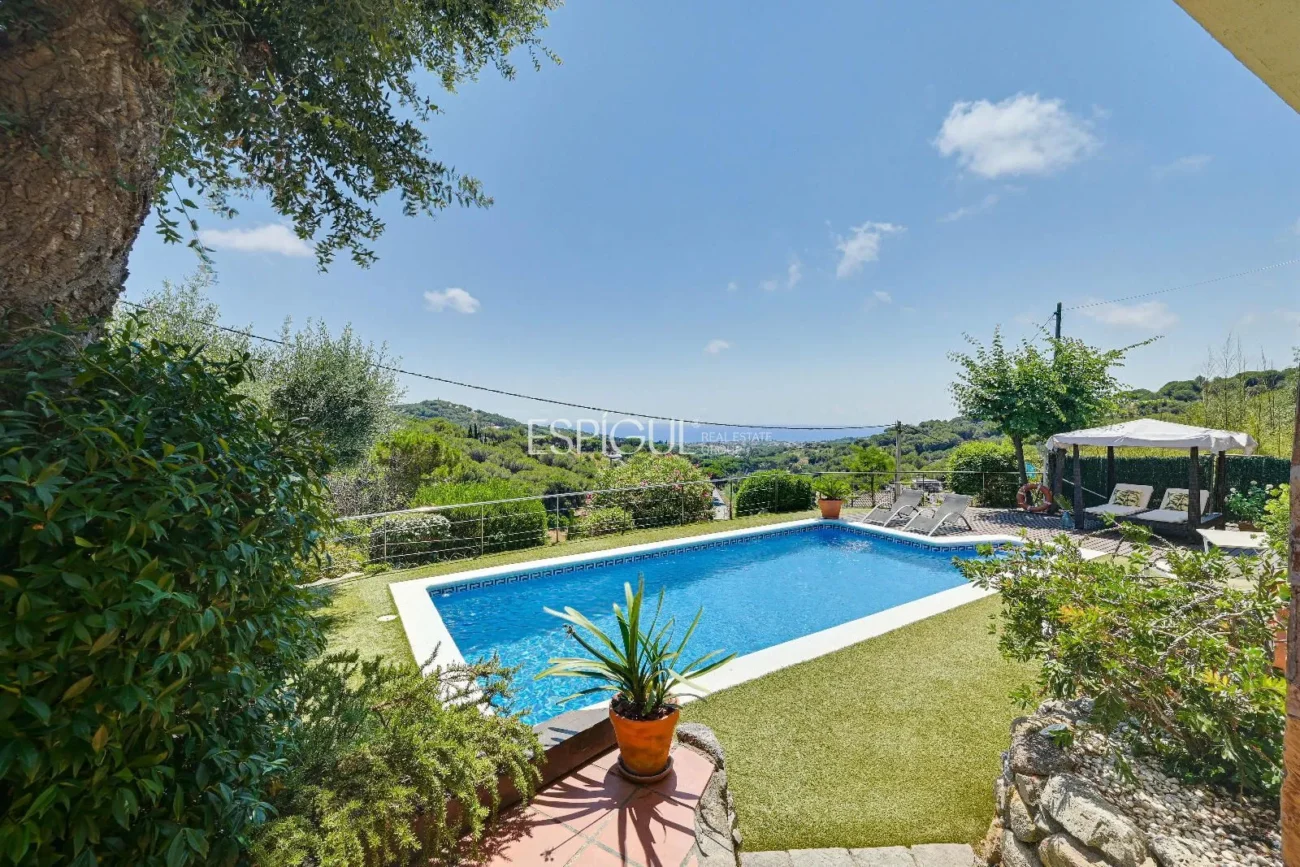 Espectacular casa con vistas al mar y la montaña en Alella Parc