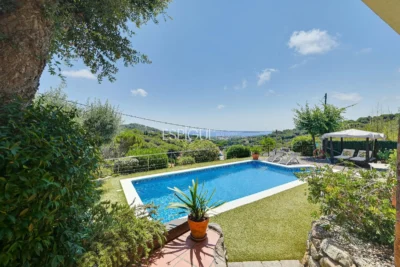 Espectacular casa con vistas al mar y la montaña en Alella Parc