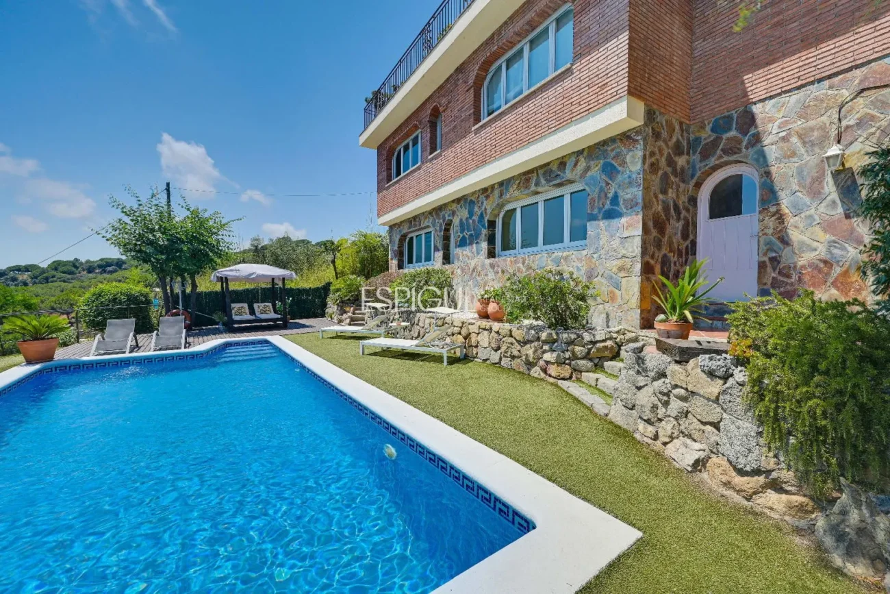 Espectacular casa con vistas al mar y la montaña en Alella Parc