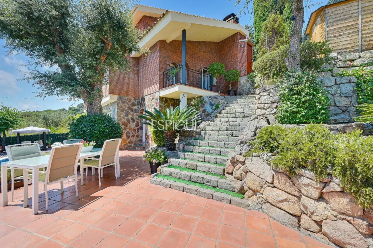 Espectacular casa con vistas al mar y la montaña en Alella Parc