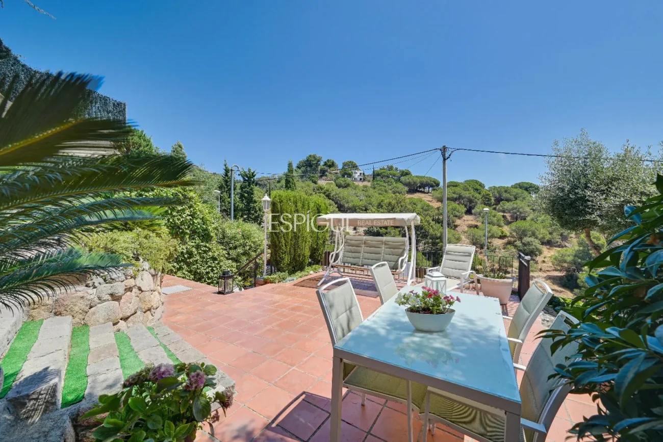 Espectacular casa con vistas al mar y la montaña en Alella Parc