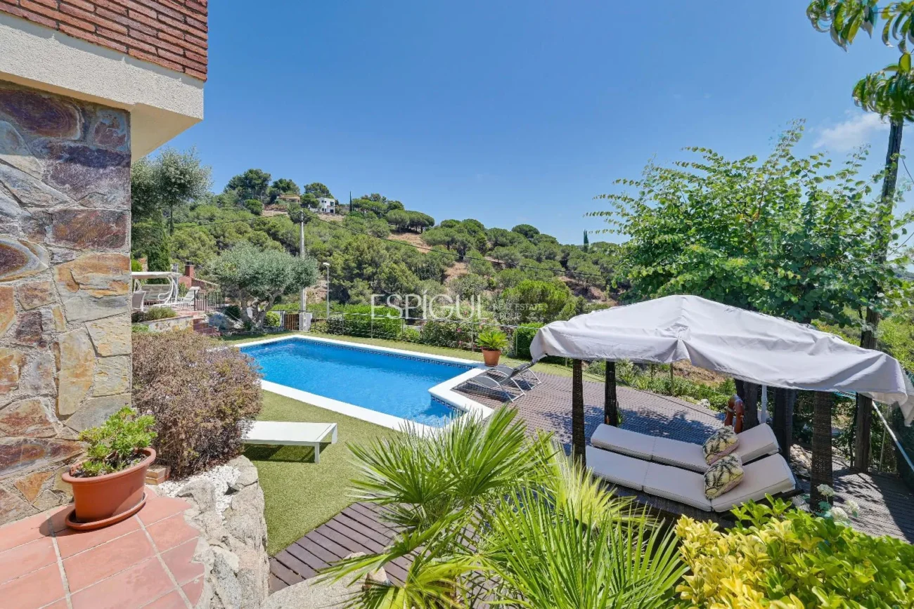 Espectacular casa con vistas al mar y la montaña en Alella Parc