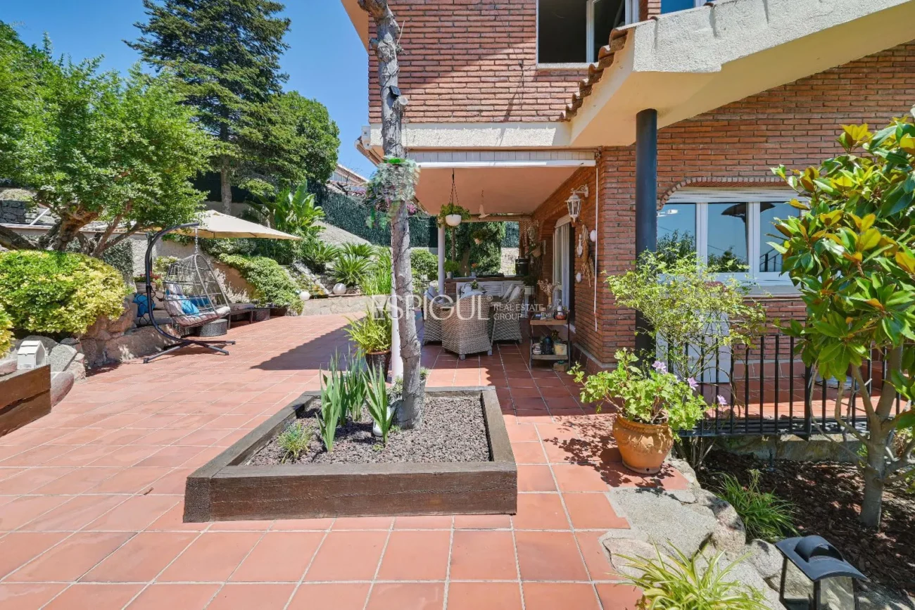 Espectacular casa con vistas al mar y la montaña en Alella Parc