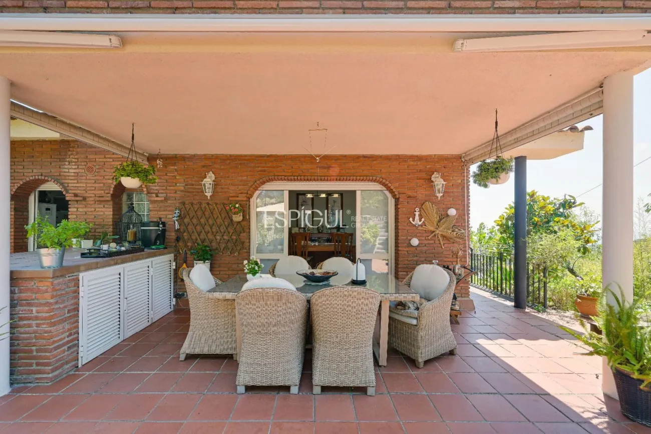 Espectacular casa con vistas al mar y la montaña en Alella Parc