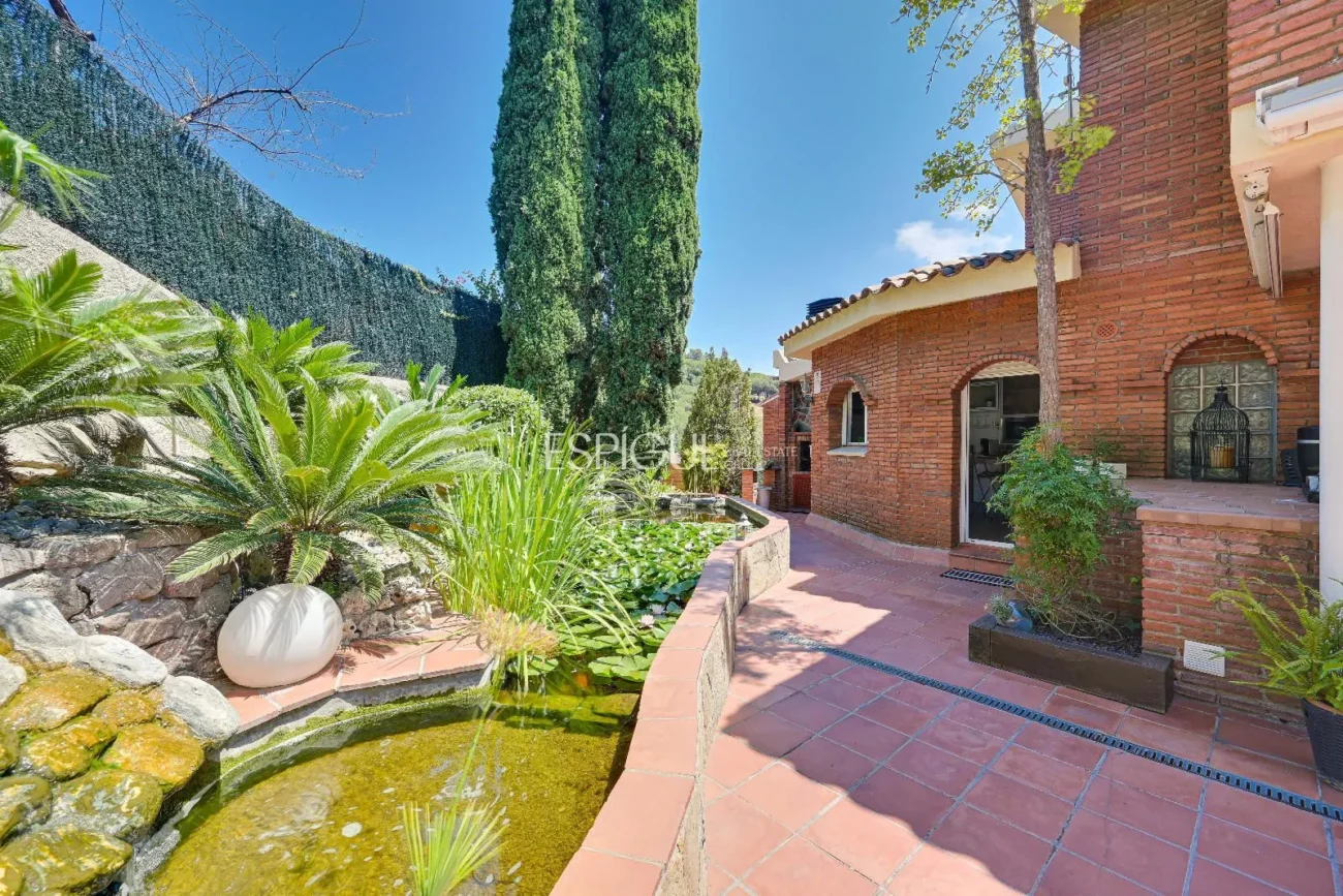 Espectacular casa con vistas al mar y la montaña en Alella Parc