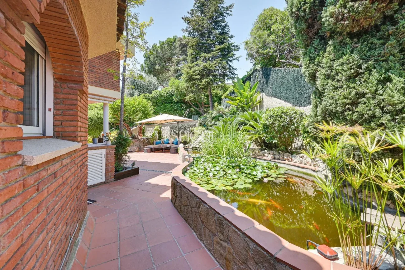 Espectacular casa con vistas al mar y la montaña en Alella Parc