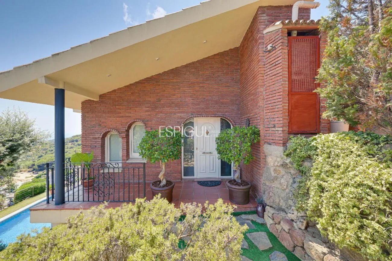 Espectacular casa con vistas al mar y la montaña en Alella Parc