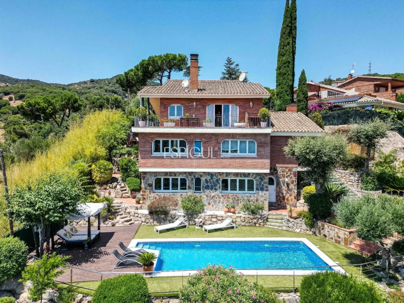 Espectacular casa con vistas al mar y la montaña en Alella Parc