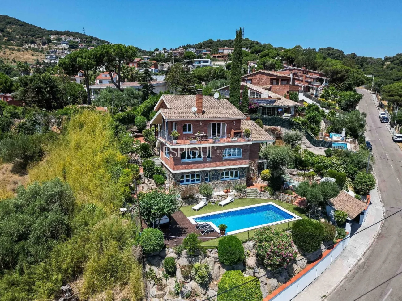 Espectacular casa con vistas al mar y la montaña en Alella Parc